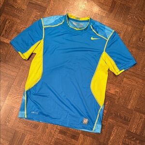 Nike Men’s Blue and neon lime green Short Sleeve T-shirt size M